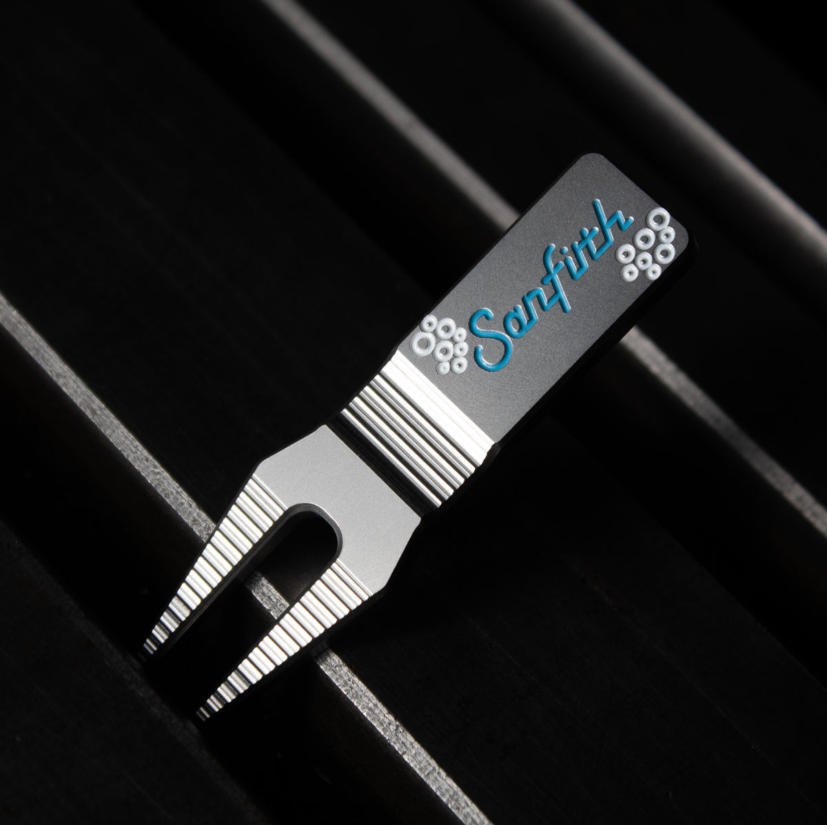 Limited Release Divot Tool